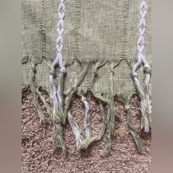 Elegant Green Table Runner - Picture 4 of 7